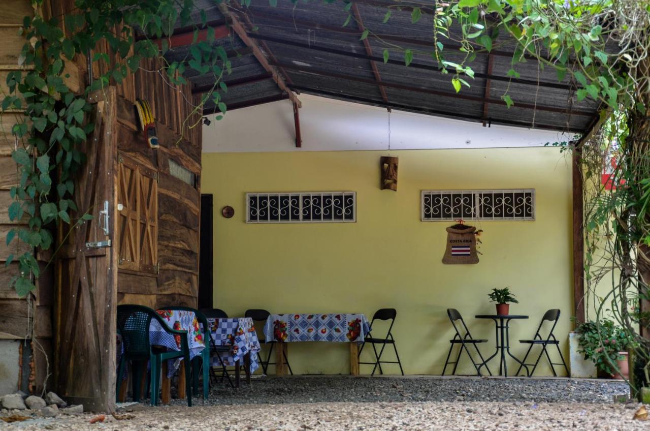 Cabinas Coco Alegre Hotel Exterior photo